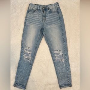 American Eagle mom jeans.👖 Distressed light denim, size 2 long.